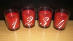 Kerzen im Glas rot mit weißen Zahlenaufdruck